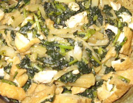 ベランダ菜園の大根と小松菜を収穫し、厚揚げと煮て食べました