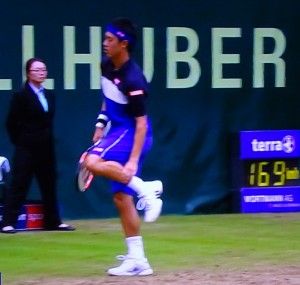 錦織は準々決勝の5セット目にサーブを打った後の着地で足を痛めていたようです。