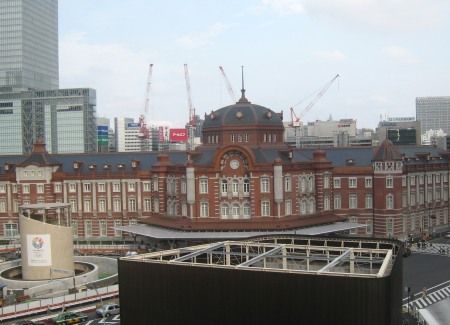 復元した東京駅丸の内駅舎 丸ビルから