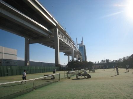 大黒ふ頭のテニスコートから 横浜スカイウォーク・スカイタワーを撮影