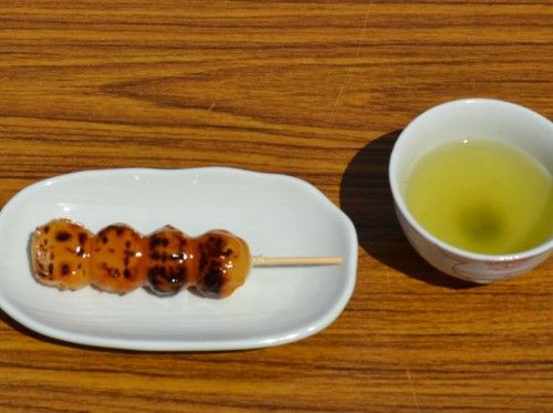 向島芸者さんの「芸妓茶屋」でお団子をいただく