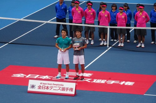 有明コロシアムで三菱 全日本テニス選手権の男子シングルス決勝戦