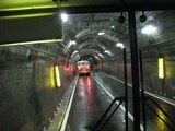 トンネルの中をトロリーバスで