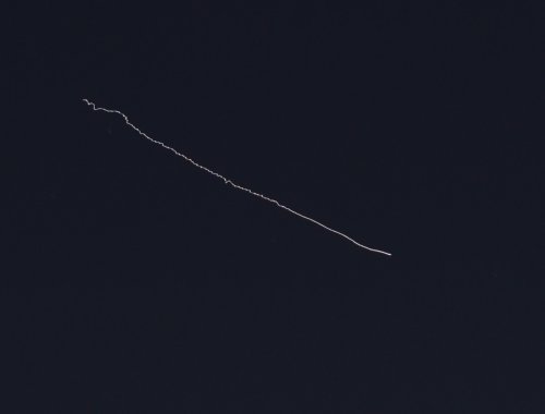 野口聡一さんが滞在中の国際宇宙ステーション(ISS)をニコンのD-3100で撮影。JAXAのサイトで通過時刻がわかります