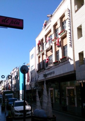 スタージュエリー元町本店(STAR JEWELRY)のビルにサンタが