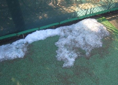 テニスコートに雪が残っていました