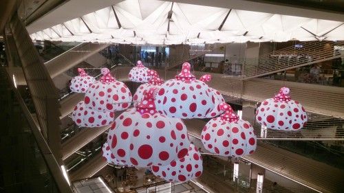 GINZA SIX(ギンザ シックス)の草間彌生さんの水玉のかぼちゃのオブジェ