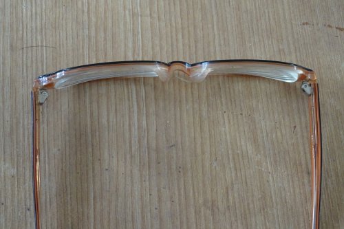 紫外線硬化型プラスチック接着剤 ボンディックでメガネフレームの広がりを修理