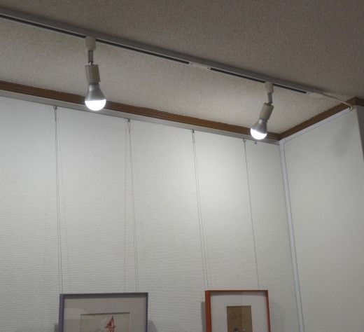 壁紙のペンキ塗装、ピクチャーレール、スポット照明でリニューアルしました