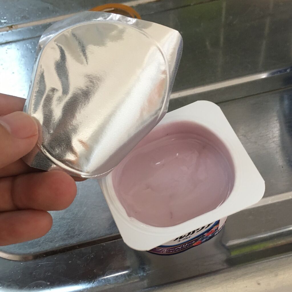 ヨーグルトのふたの裏がめちゃくちゃ撥水加工されている件 粒沢らぼ