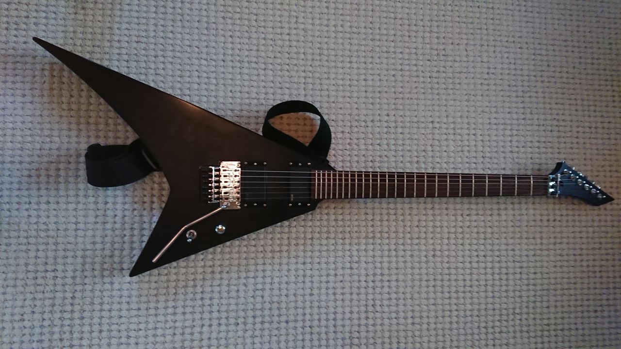 ハードロックやメタルに最適！変形ギター！
