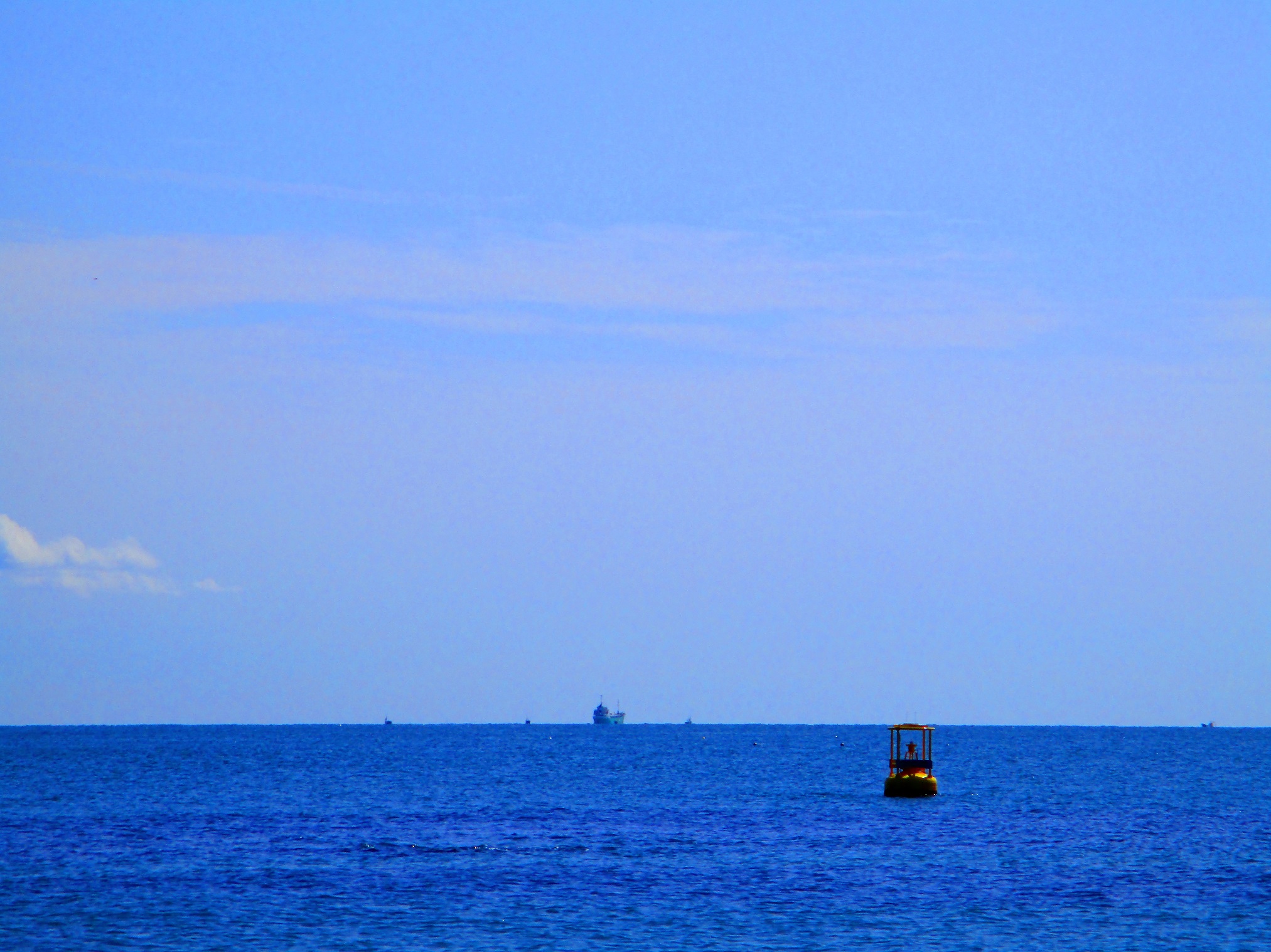 水平線と船です つちくれ無料写真館