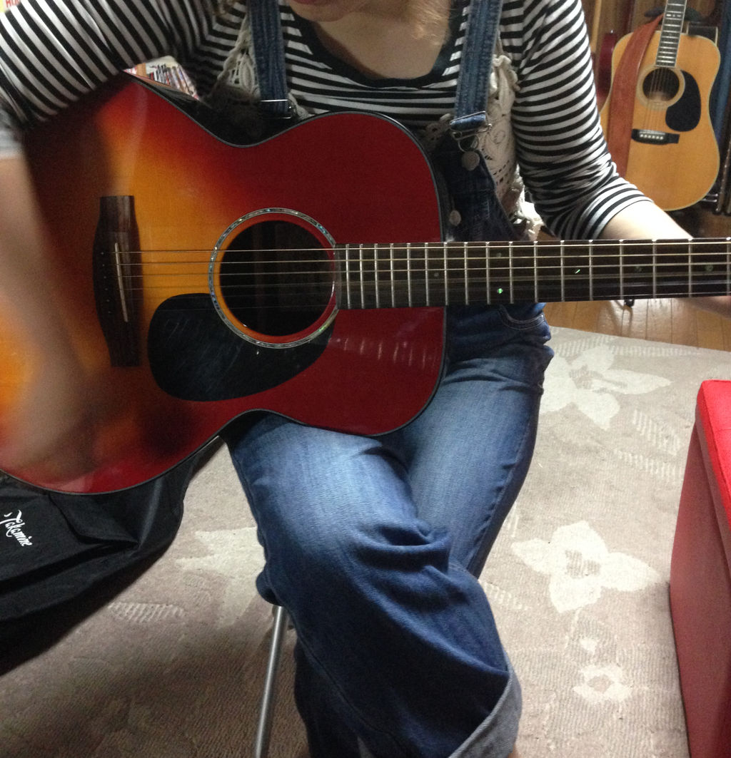 ギター教室 座って弾く時 ギターをどう持ちますか ツチヤサーキット Official Blog ギター教室 座って弾く時 ギターをどう持ちますか ツチヤサーキット Official Blog