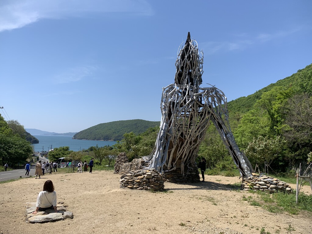 流木に感動‼️瀬戸内海 漂流 丸太 樹齢約50年 玉切り 切り株 盆栽の台 腰掛け 瀬戸内国際芸術祭2016作品 水の下の空 | 島情報 | 丸亀の塩飽諸島観光