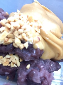 つぶあんに落花生を合わせるところ（ともえ庵）