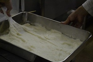 練乳餅バットに流す小