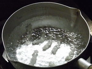 茹でている白玉1