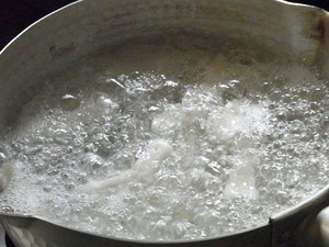 茹でている白玉2