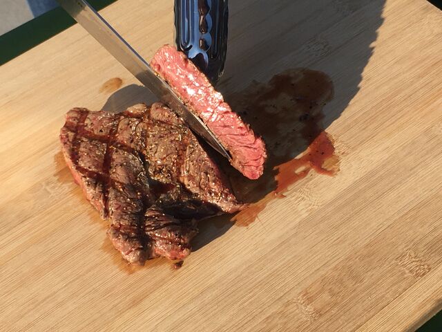 写真11 ステーキをカット