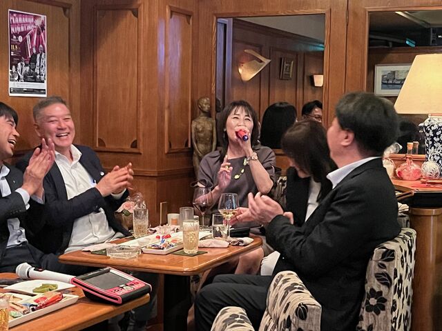 写真40 中田副理事長歌う