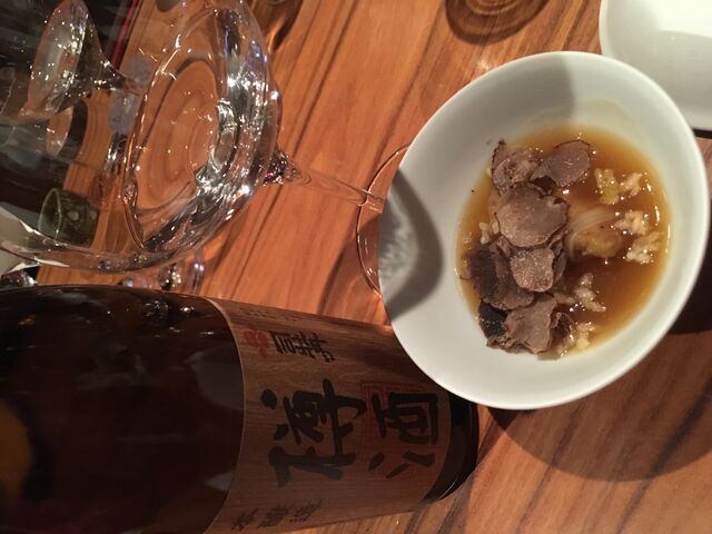 写真2樽酒とフォアグラ料理