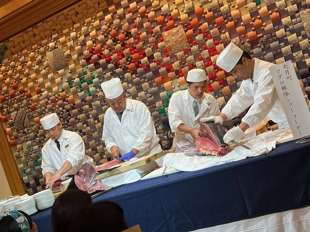 写真22 マグロ解体ショー