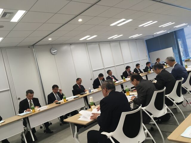 写真3 古賀常務理事議案説明