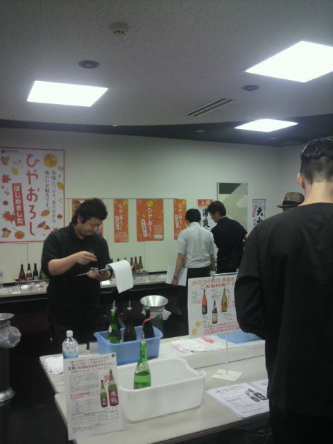 (7)地下・試飲風景