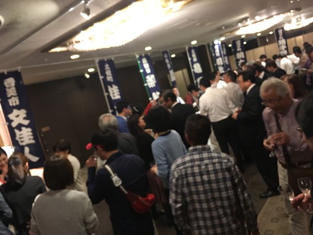 写真23 蔵元ブースに人人人