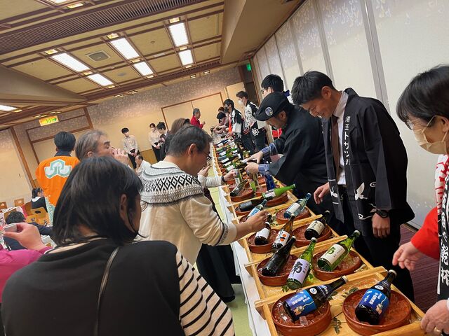 写真9 土佐酒コーナーにお客様