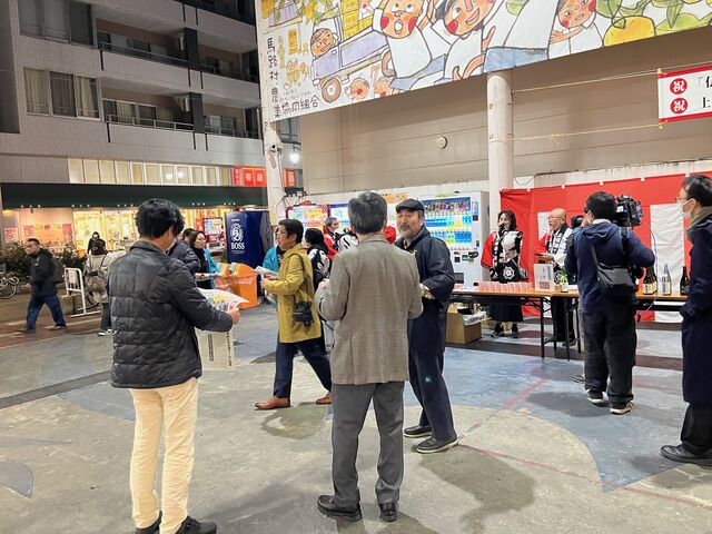 写真12 号外配りはじめる