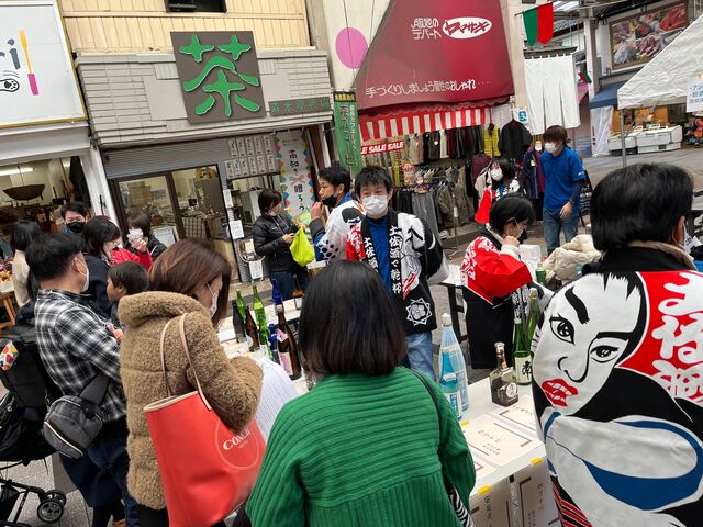 写真25 試飲コーナー混雑