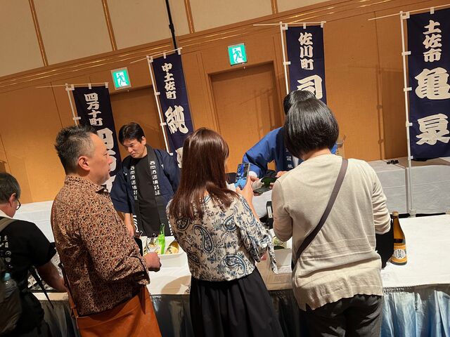 写真5 司牡丹ブースにお客様