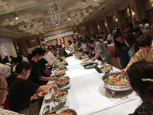 写真11 料理に殺到