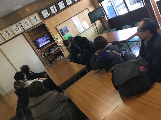 写真6 食堂でビデオ