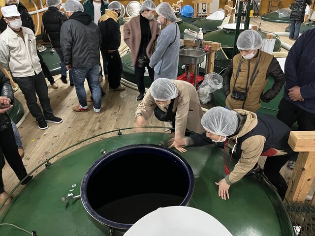 写真18 モロミの匂いをかぐ