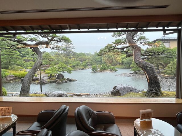 写真14 庭を眺める喫茶