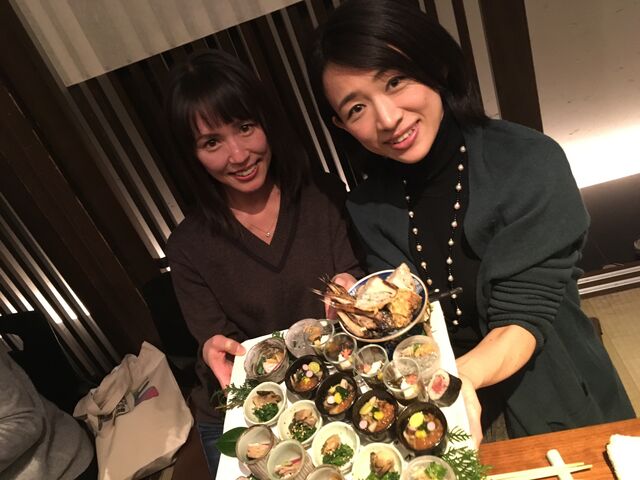 写真11 あおい有紀さんと小皿盛り合わせ