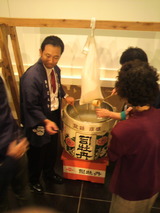 袋吊り今搾りを汲む