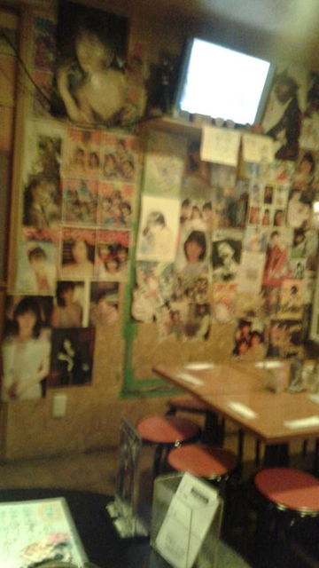 (19)アイドル写真だらけの店内