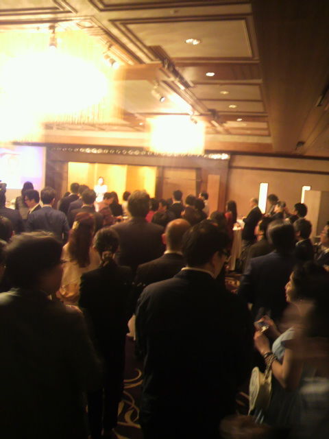 (15)お客様でいっぱいの会場