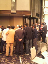 箸拳に群がる応援団