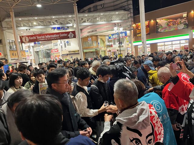 写真18 お酒を注ぎはじめる