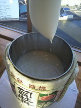 滴り落ちる貴重な酒の雫