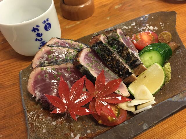 写真3 鰹の塩タタキと船中ひやおろし