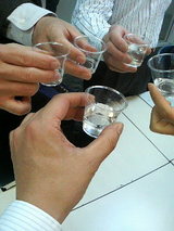 「日土人」で乾杯