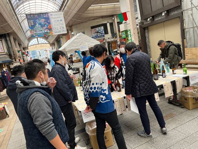 写真23 試飲コーナーも人人人