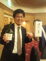 「深尾」を持つ刈谷先生.jpg