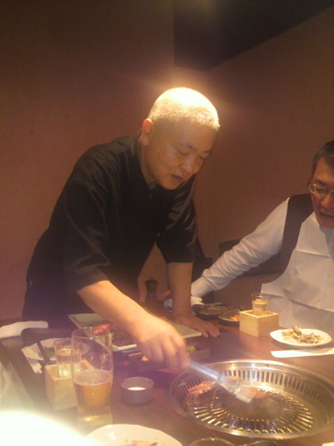 「五鉄」大将の焼肉パフォーマンス