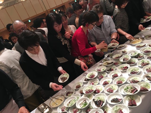 写真21 鰹に殺到